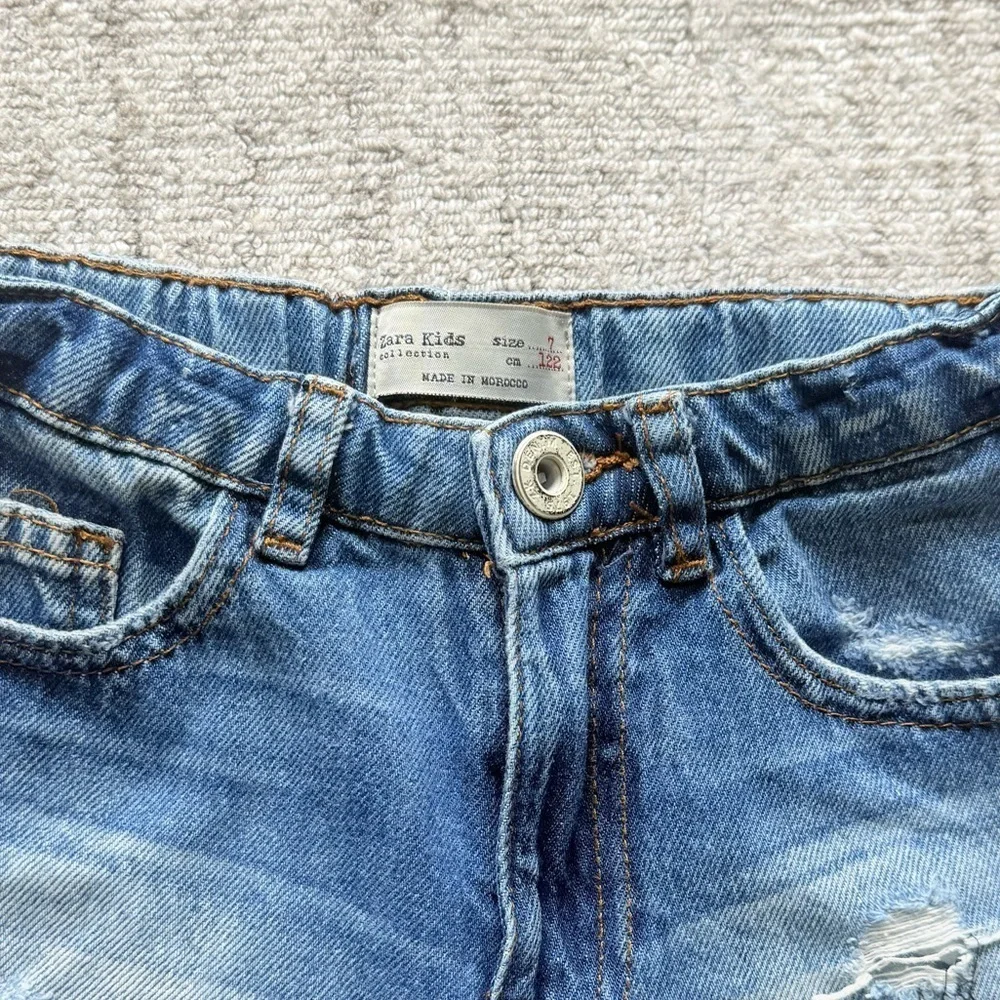 Zara Kids Girls 7 Blue Distressed Denim Lioness Hear me Roar Embroidered Shorts